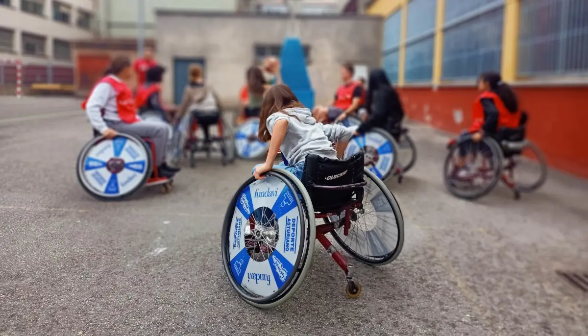 Niños en silla de ruedas practican ejercicios junto con un monitor de Cosa Nuesa